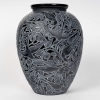 Vase « Martin Pêcheurs » verre noir patiné blanc de René LALIQUE | Biron Vase « Martin Pêcheurs » verre noir patiné blanc de René LALIQUE