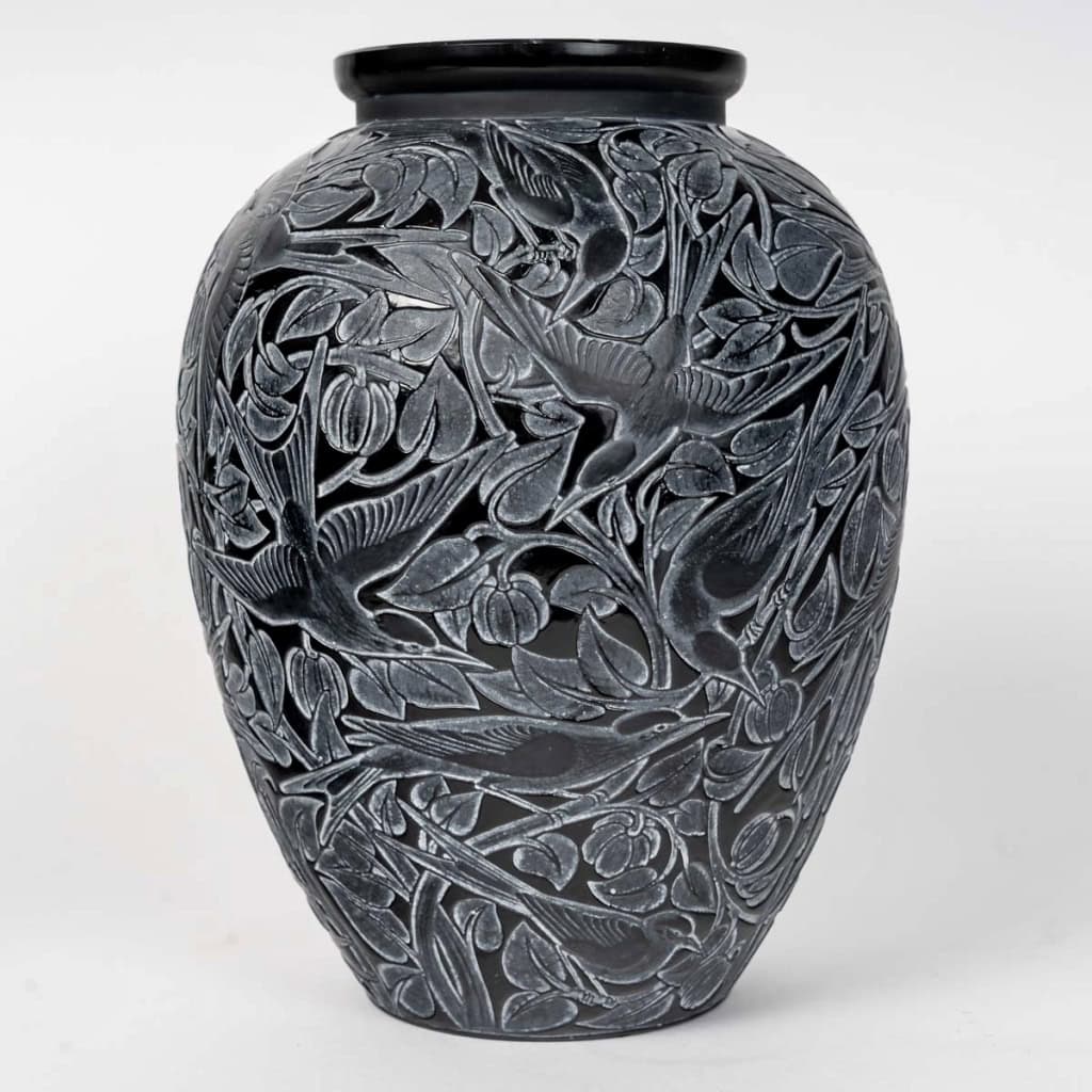 Vase « Martin Pêcheurs » verre noir patiné blanc de René LALIQUE | Biron Vase « Martin Pêcheurs » verre noir patiné blanc de René LALIQUE