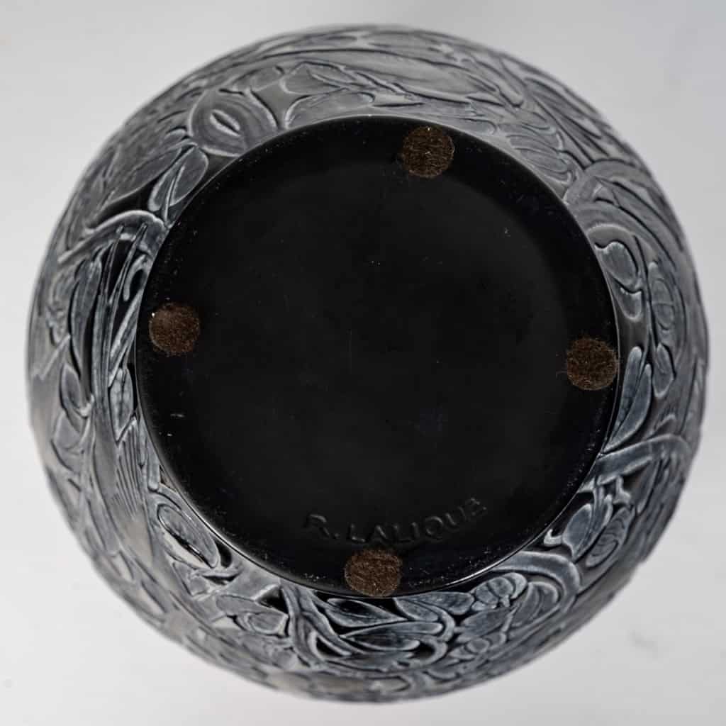 Vase « Martin Pêcheurs » verre noir patiné blanc de René LALIQUE | Biron Vase « Martin Pêcheurs » verre noir patiné blanc de René LALIQUE