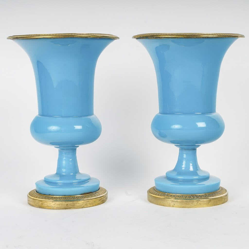 Pair de vase en Opaline turquoise monture en bronze doré avec un coupe au milieu d’époque Charles X | Biron Pair de vase en Opaline turquoise monture en bronze doré avec un coupe au milieu d’époque Charles X