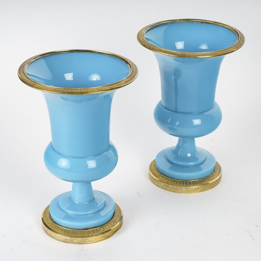 Pair de vase en Opaline turquoise monture en bronze doré avec un coupe au milieu d’époque Charles X | Biron Pair de vase en Opaline turquoise monture en bronze doré avec un coupe au milieu d’époque Charles X