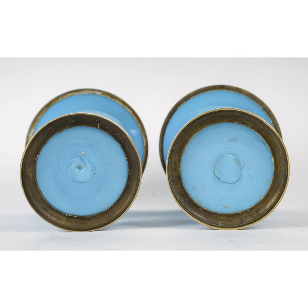 Pair de vase en Opaline turquoise monture en bronze doré avec un coupe au milieu d’époque Charles X | Biron Pair de vase en Opaline turquoise monture en bronze doré avec un coupe au milieu d’époque Charles X