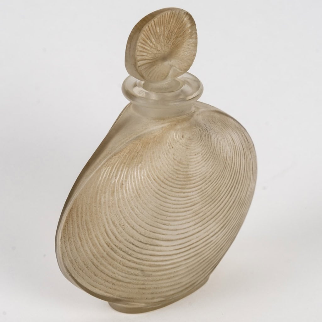 Flacon « Telline » verre blanc patiné sépia de René LALIQUE | Biron Flacon "Telline" verre blanc patiné sépia de René LALIQUE