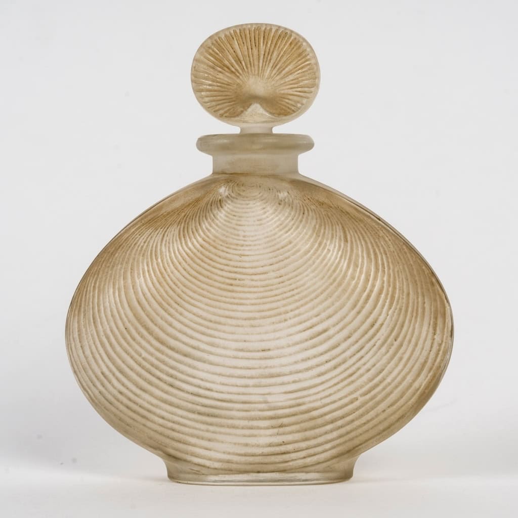 Flacon « Telline » verre blanc patiné sépia de René LALIQUE | Biron Flacon "Telline" verre blanc patiné sépia de René LALIQUE