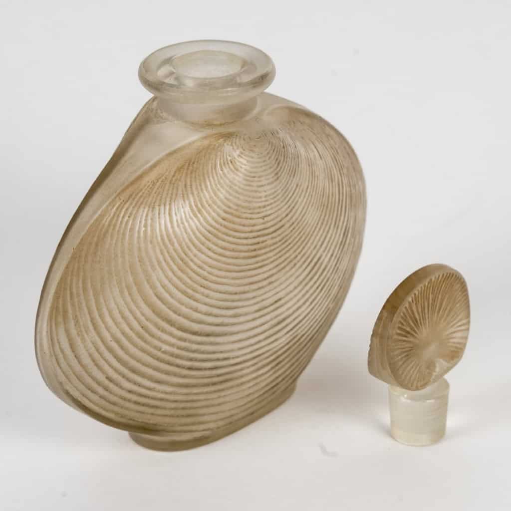 Flacon « Telline » verre blanc patiné sépia de René LALIQUE | Biron Flacon "Telline" verre blanc patiné sépia de René LALIQUE