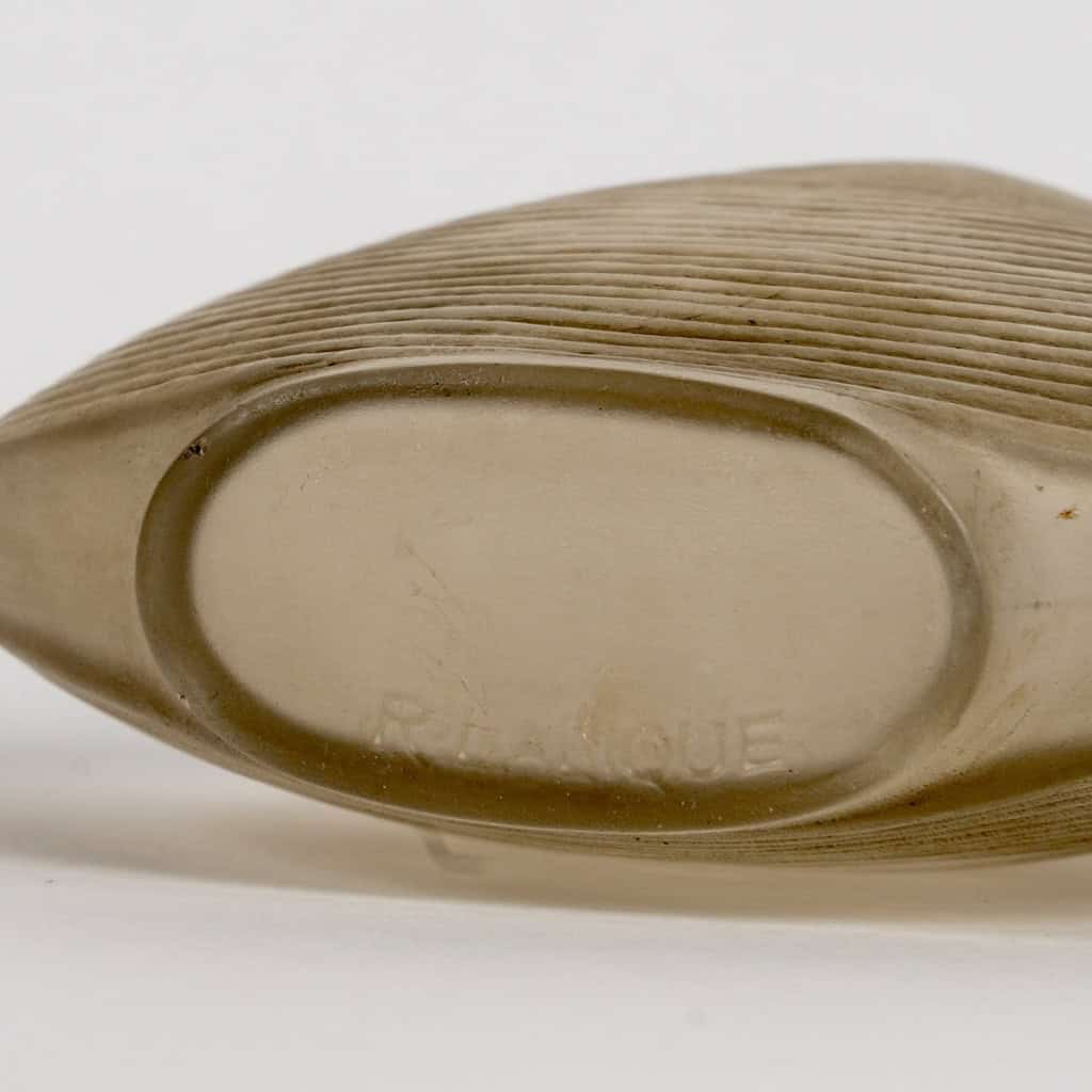 Flacon « Telline » verre blanc patiné sépia de René LALIQUE | Biron Flacon "Telline" verre blanc patiné sépia de René LALIQUE