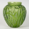 Vase « Sauterelles » verre vert absinthe patiné blanc de René LALIQUE | Biron ||||||||