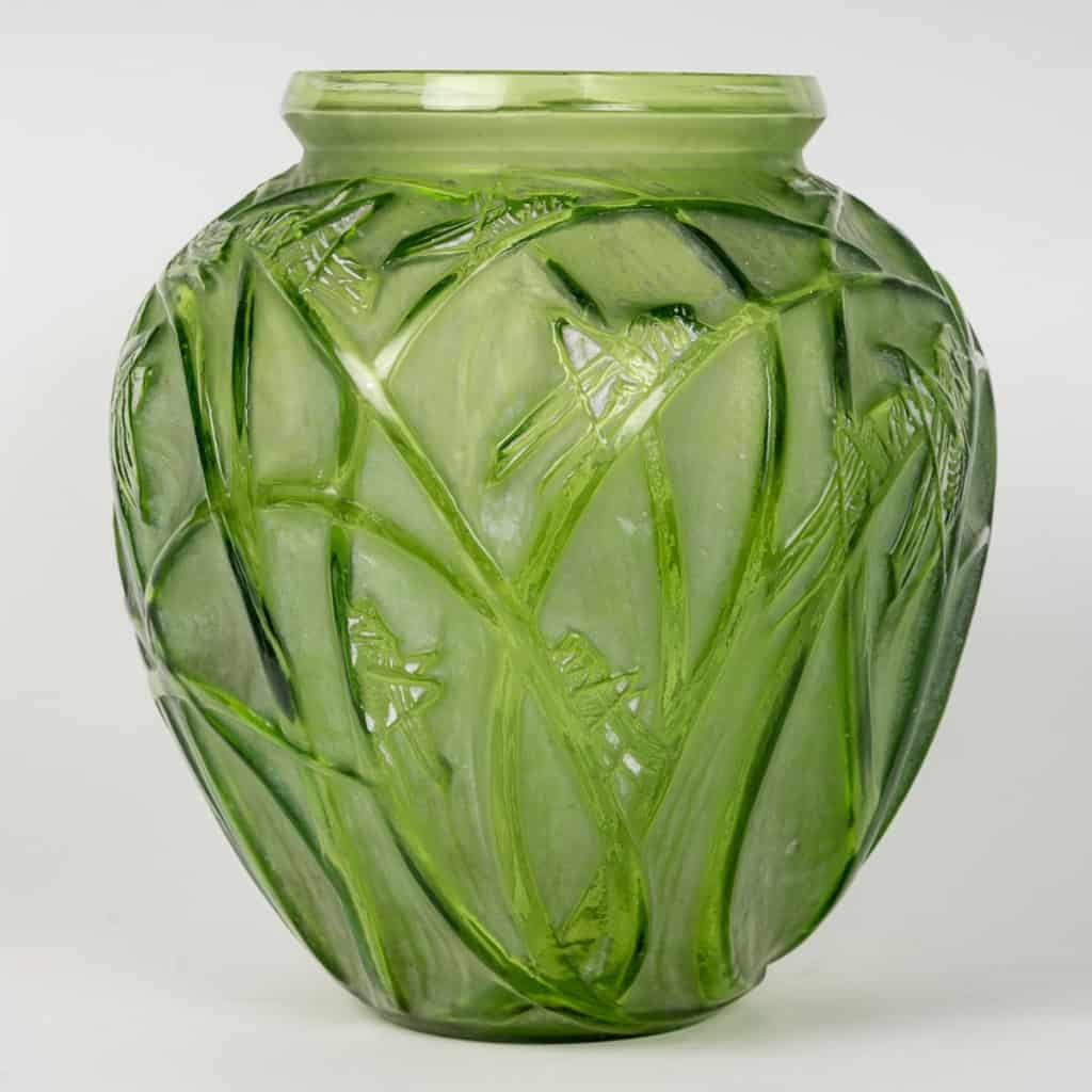 Vase « Sauterelles » verre vert absinthe patiné blanc de René LALIQUE | Biron ||||||||