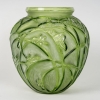 Vase « Sauterelles » verre vert absinthe patiné blanc de René LALIQUE | Biron Vase "Sauterelles" verre vert absinthe patiné blanc de René LALIQUE