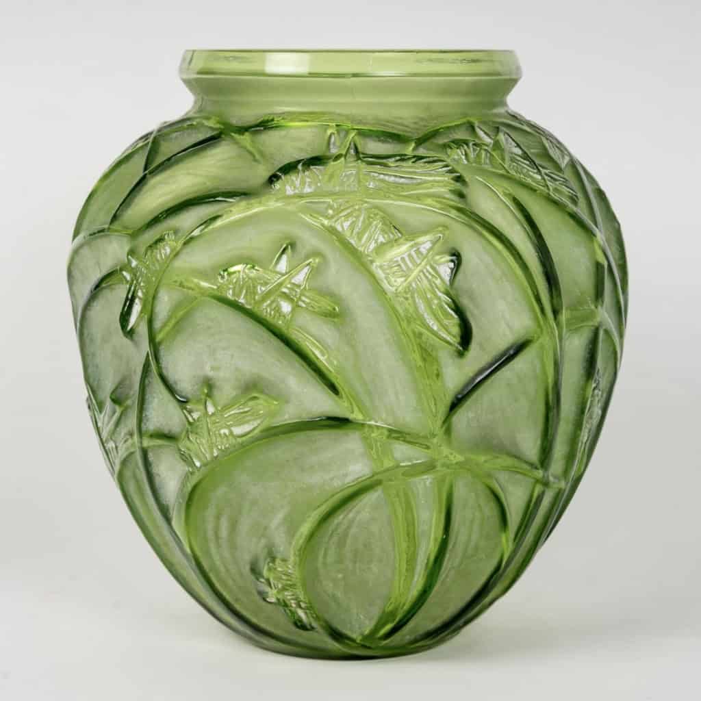 Vase « Sauterelles » verre vert absinthe patiné blanc de René LALIQUE | Biron Vase "Sauterelles" verre vert absinthe patiné blanc de René LALIQUE