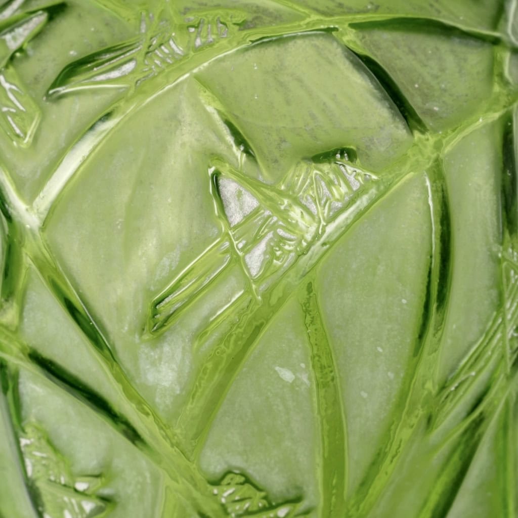 Vase « Sauterelles » verre vert absinthe patiné blanc de René LALIQUE | Biron Vase "Sauterelles" verre vert absinthe patiné blanc de René LALIQUE