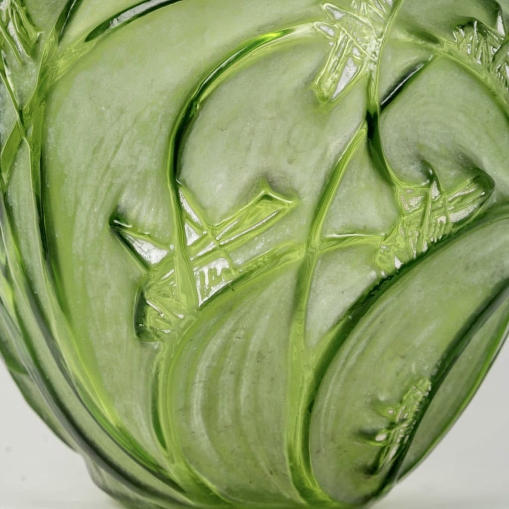 Vase « Sauterelles » verre vert absinthe patiné blanc de René LALIQUE | Biron Vase "Sauterelles" verre vert absinthe patiné blanc de René LALIQUE