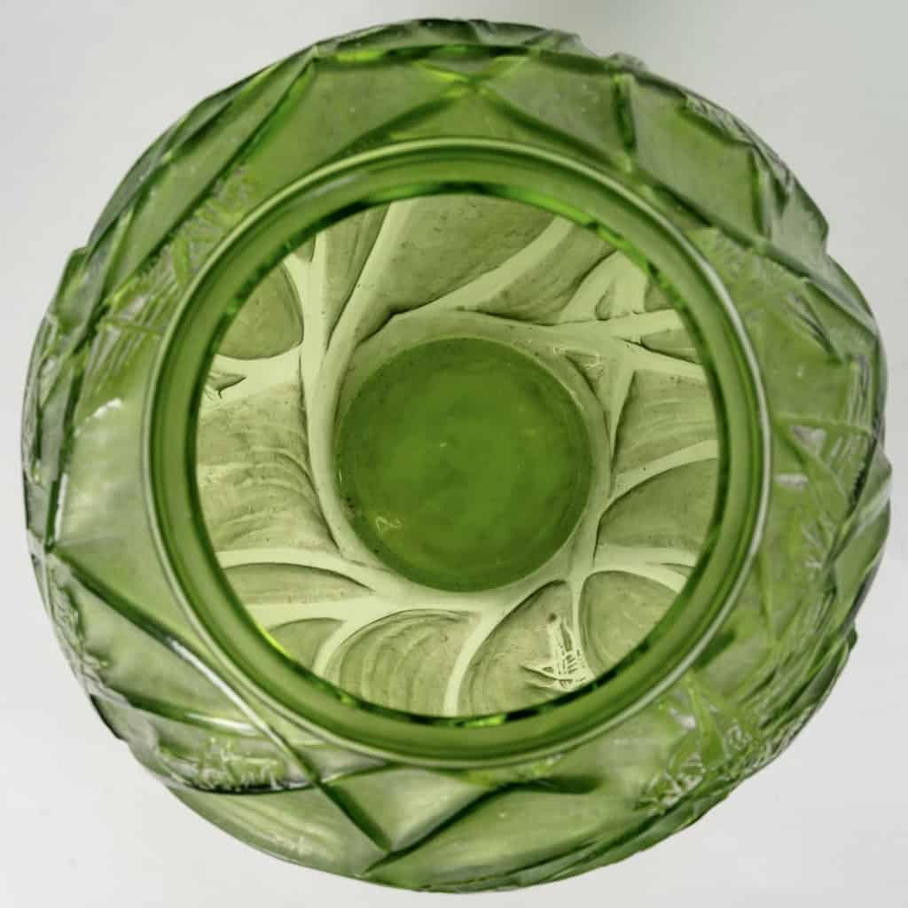 Vase « Sauterelles » verre vert absinthe patiné blanc de René LALIQUE | Biron Vase "Sauterelles" verre vert absinthe patiné blanc de René LALIQUE