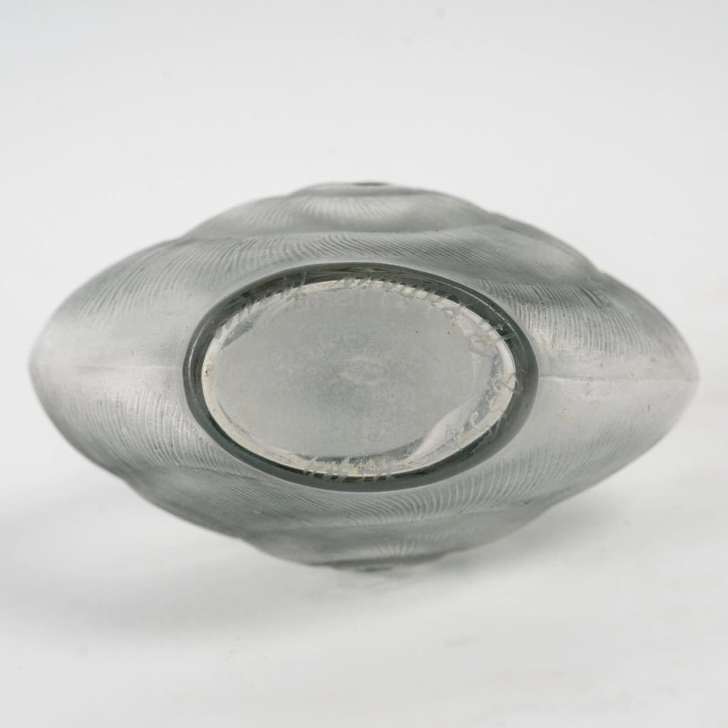 Flacon « Amphitrite » verre blanc patiné gris bleu de René LALIQUE | Biron Flacon "Amphitrite" verre blanc patiné gris bleu de René LALIQUE