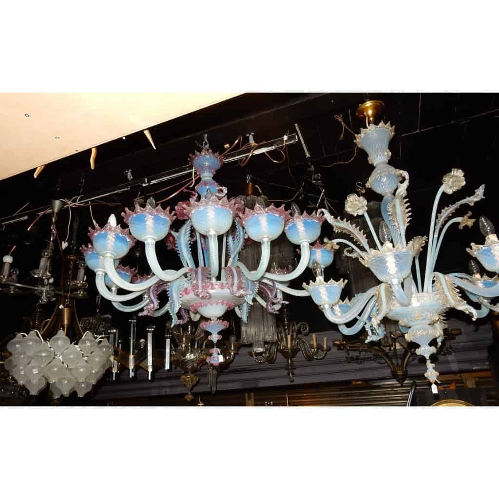 1970′ Lustre Murano à 8 Bras de Lumière en Verre Bleu Opalescent et Pâte de Verre Rose | Biron 1970′ Lustre Murano à 8 Bras de Lumière en Verre Bleu Opalescent et Pâte de Verre Rose