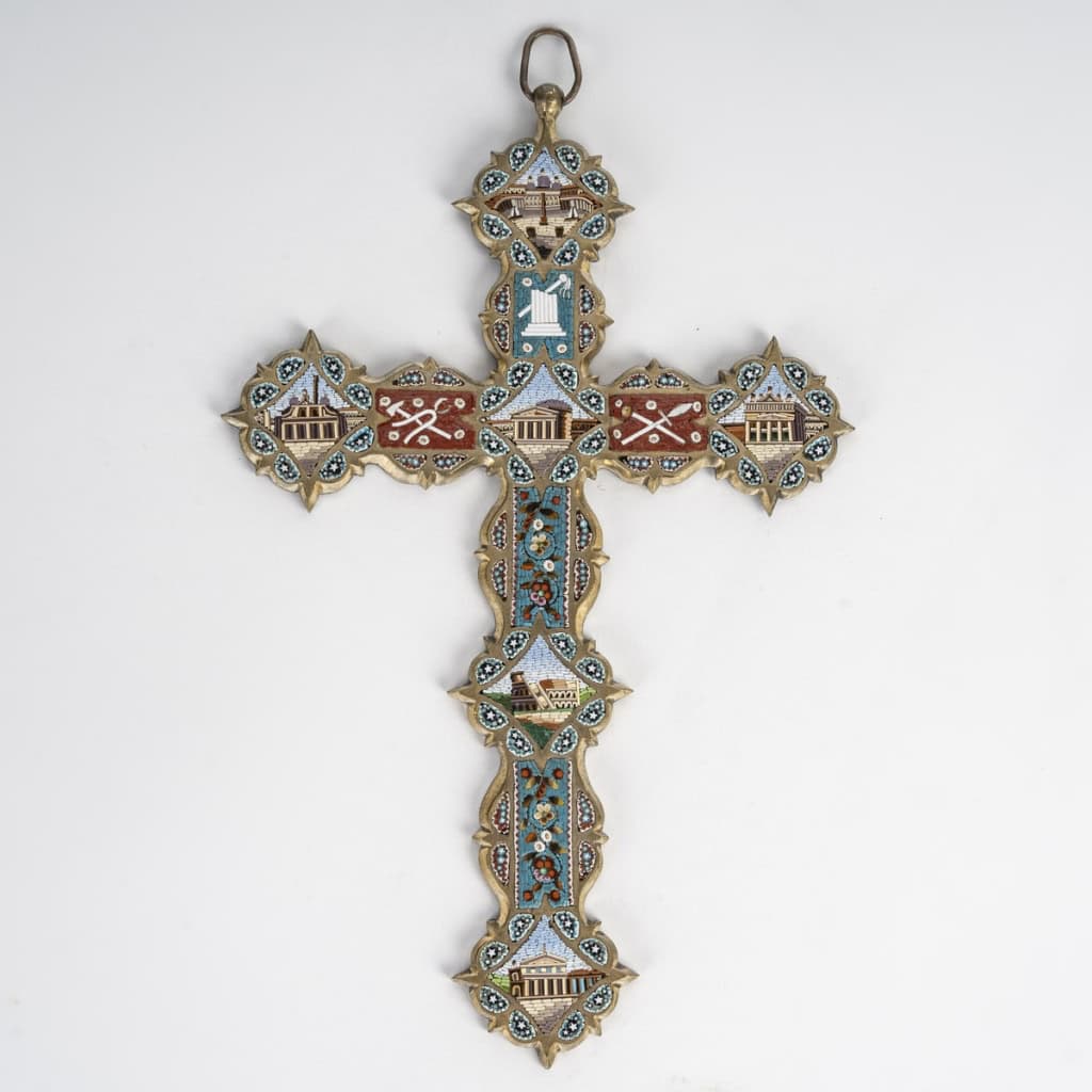 Crucifix « souvenir de Rome » avec vues des monuments de la ville, en micromosaïque, travail italien, fin du XIXe siècle. | Biron ||||||||||
