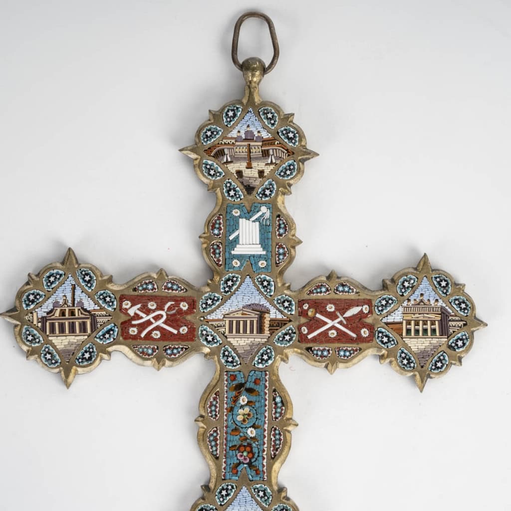 Crucifix « souvenir de Rome » avec vues des monuments de la ville, en micromosaïque, travail italien, fin du XIXe siècle. | Biron Crucifix "souvenir de Rome" avec vues des monuments de la ville, en micromosaïque, travail italien, fin du XIXe siècle.