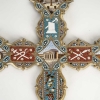 Crucifix « souvenir de Rome » avec vues des monuments de la ville, en micromosaïque, travail italien, fin du XIXe siècle. | Biron Crucifix "souvenir de Rome" avec vues des monuments de la ville, en micromosaïque, travail italien, fin du XIXe siècle.