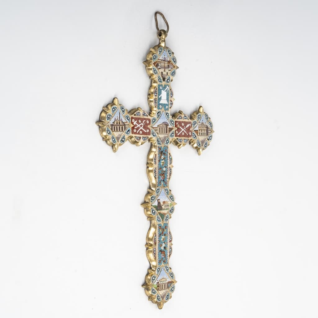 Crucifix « souvenir de Rome » avec vues des monuments de la ville, en micromosaïque, travail italien, fin du XIXe siècle. | Biron Crucifix "souvenir de Rome" avec vues des monuments de la ville, en micromosaïque, travail italien, fin du XIXe siècle.