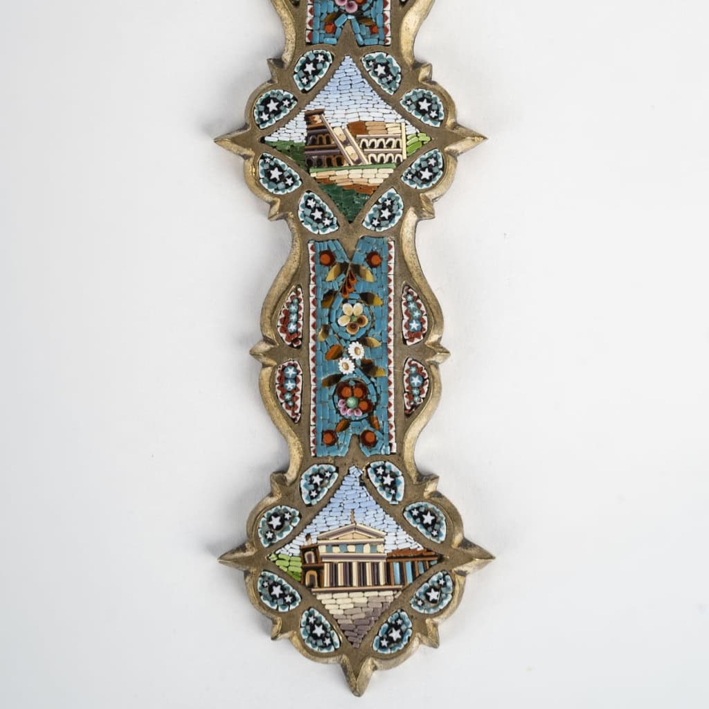 Crucifix « souvenir de Rome » avec vues des monuments de la ville, en micromosaïque, travail italien, fin du XIXe siècle. | Biron Crucifix "souvenir de Rome" avec vues des monuments de la ville, en micromosaïque, travail italien, fin du XIXe siècle.
