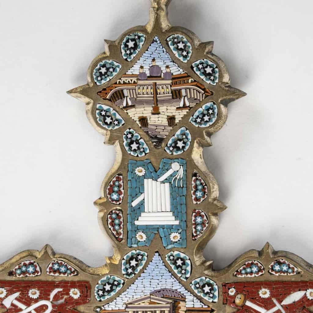 Crucifix « souvenir de Rome » avec vues des monuments de la ville, en micromosaïque, travail italien, fin du XIXe siècle. | Biron Crucifix "souvenir de Rome" avec vues des monuments de la ville, en micromosaïque, travail italien, fin du XIXe siècle.