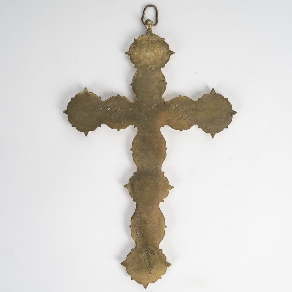 Crucifix « souvenir de Rome » avec vues des monuments de la ville, en micromosaïque, travail italien, fin du XIXe siècle. | Biron Crucifix "souvenir de Rome" avec vues des monuments de la ville, en micromosaïque, travail italien, fin du XIXe siècle.