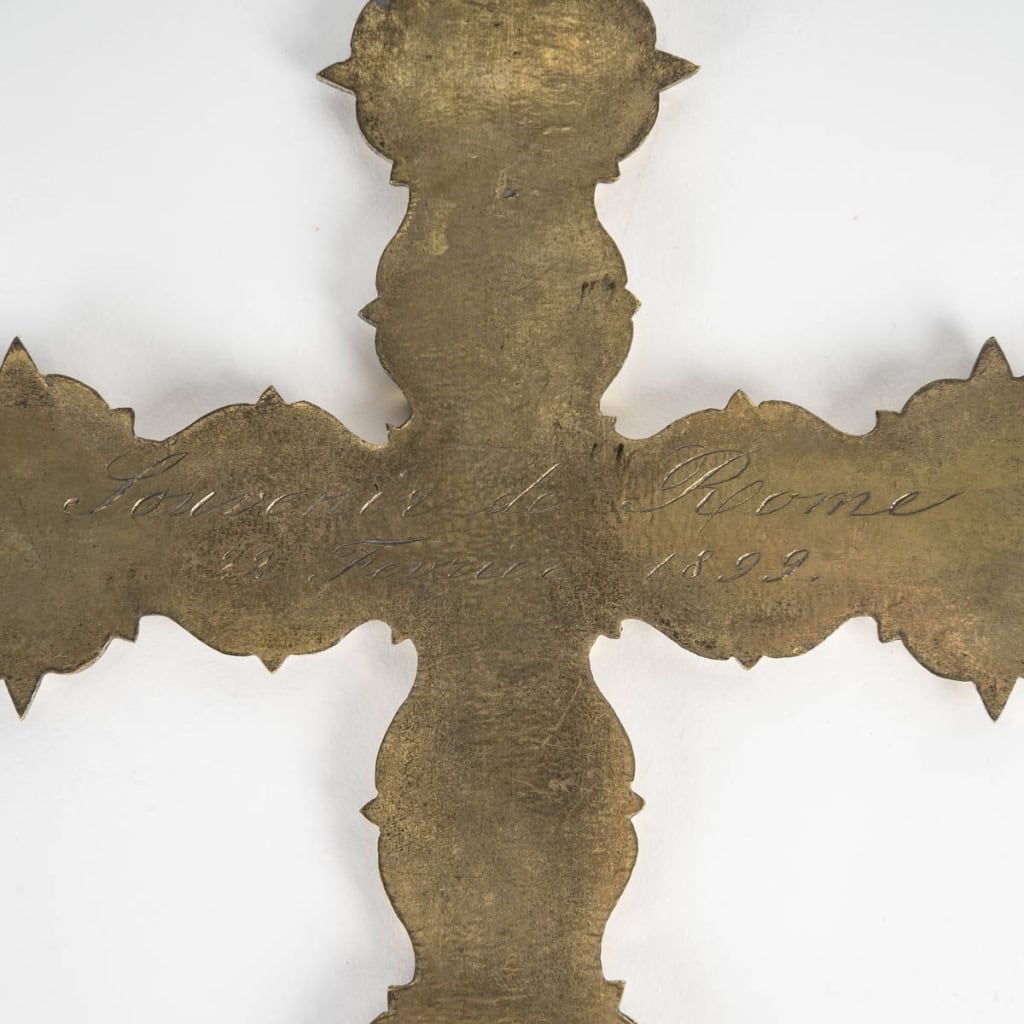 Crucifix « souvenir de Rome » avec vues des monuments de la ville, en micromosaïque, travail italien, fin du XIXe siècle. | Biron Crucifix "souvenir de Rome" avec vues des monuments de la ville, en micromosaïque, travail italien, fin du XIXe siècle.