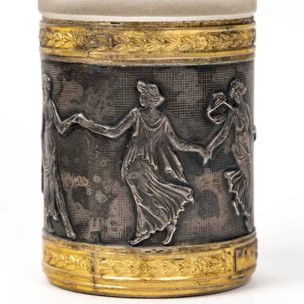 Flacon « Ambre » en cristal blanc de BACCARAT et frise en bronze à décor de femmes de René LALIQUE | Biron Flacon "Ambre" en cristal blanc de BACCARAT et frise en bronze à décor de femmes de René LALIQUE