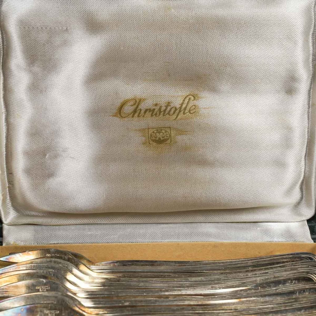 Suite de 12 fourchettes à dessert de l’Orfèvre Christofle à Paris, 1960-1970. | Biron Suite de 12 fourchettes à dessert de l’Orfèvre Christofle à Paris, 1960-1970.