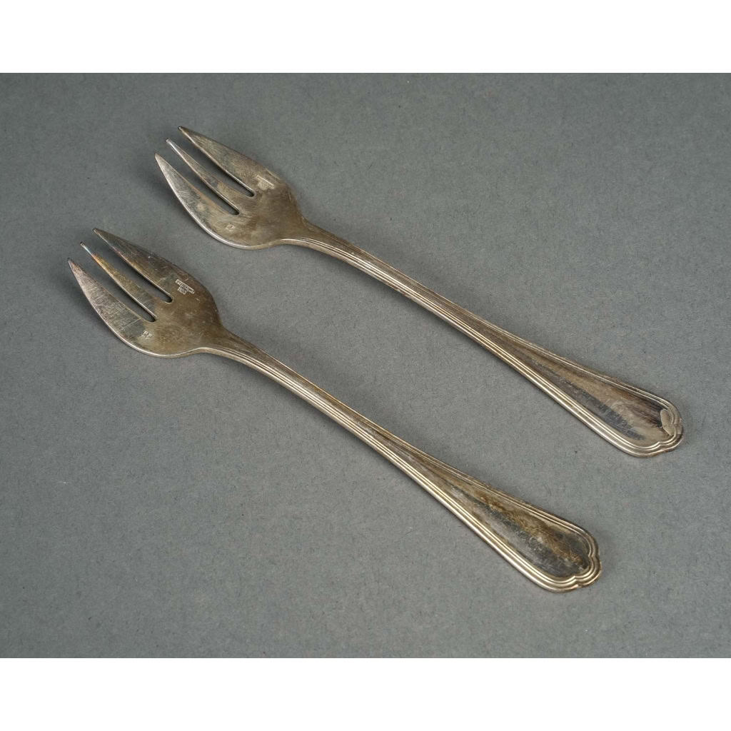 Suite de 12 fourchettes à dessert de l’Orfèvre Christofle à Paris, 1960-1970. | Biron Suite de 12 fourchettes à dessert de l’Orfèvre Christofle à Paris, 1960-1970.