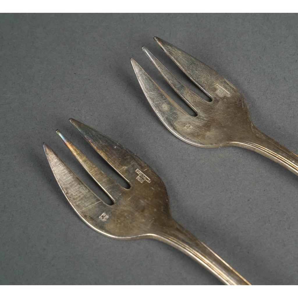 Suite de 12 fourchettes à dessert de l’Orfèvre Christofle à Paris, 1960-1970. | Biron Suite de 12 fourchettes à dessert de l’Orfèvre Christofle à Paris, 1960-1970.