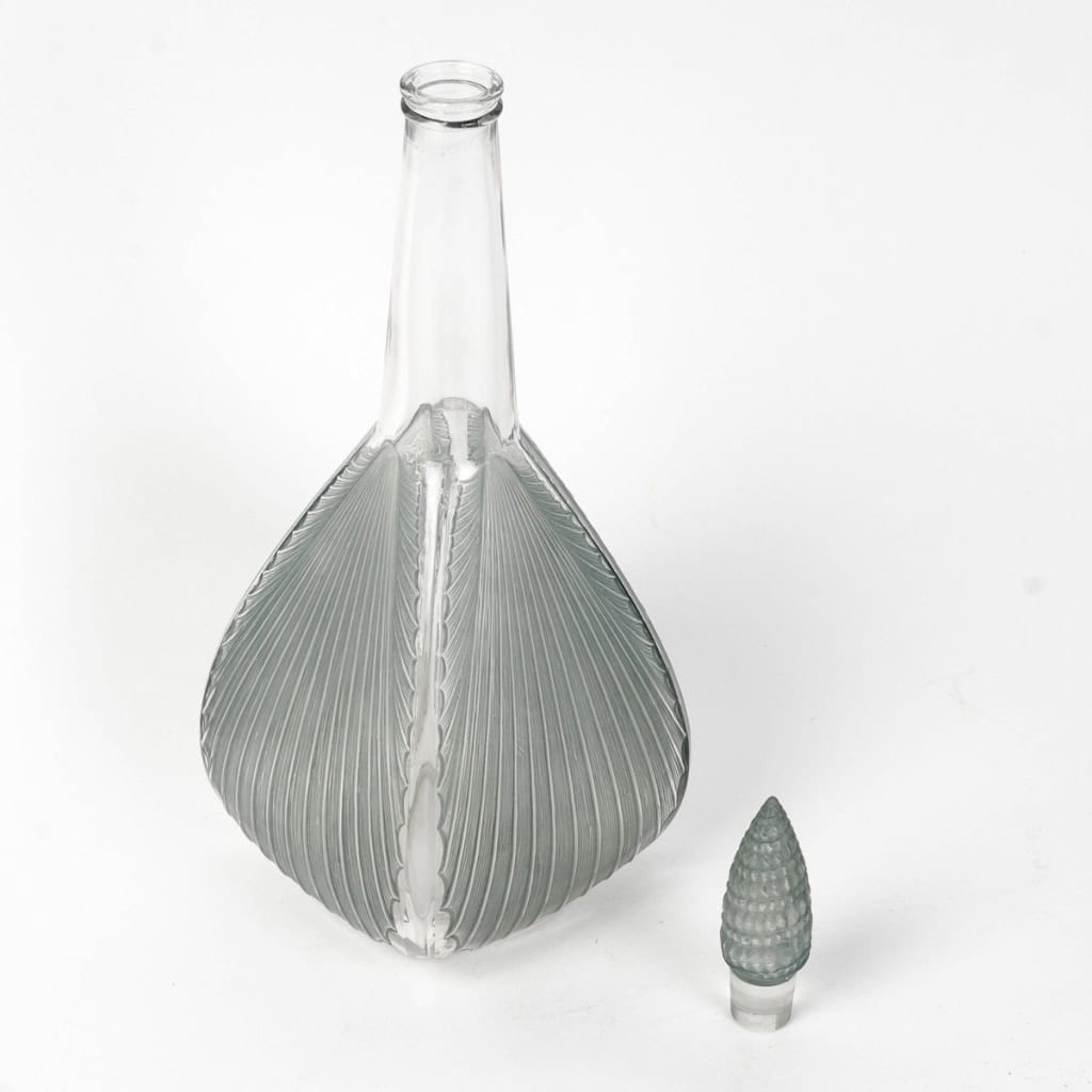 Carafe « Coquilles » verre blanc patiné bleu de René LALIQUE | Biron Carafe "Coquilles" verre blanc patiné bleu de René LALIQUE