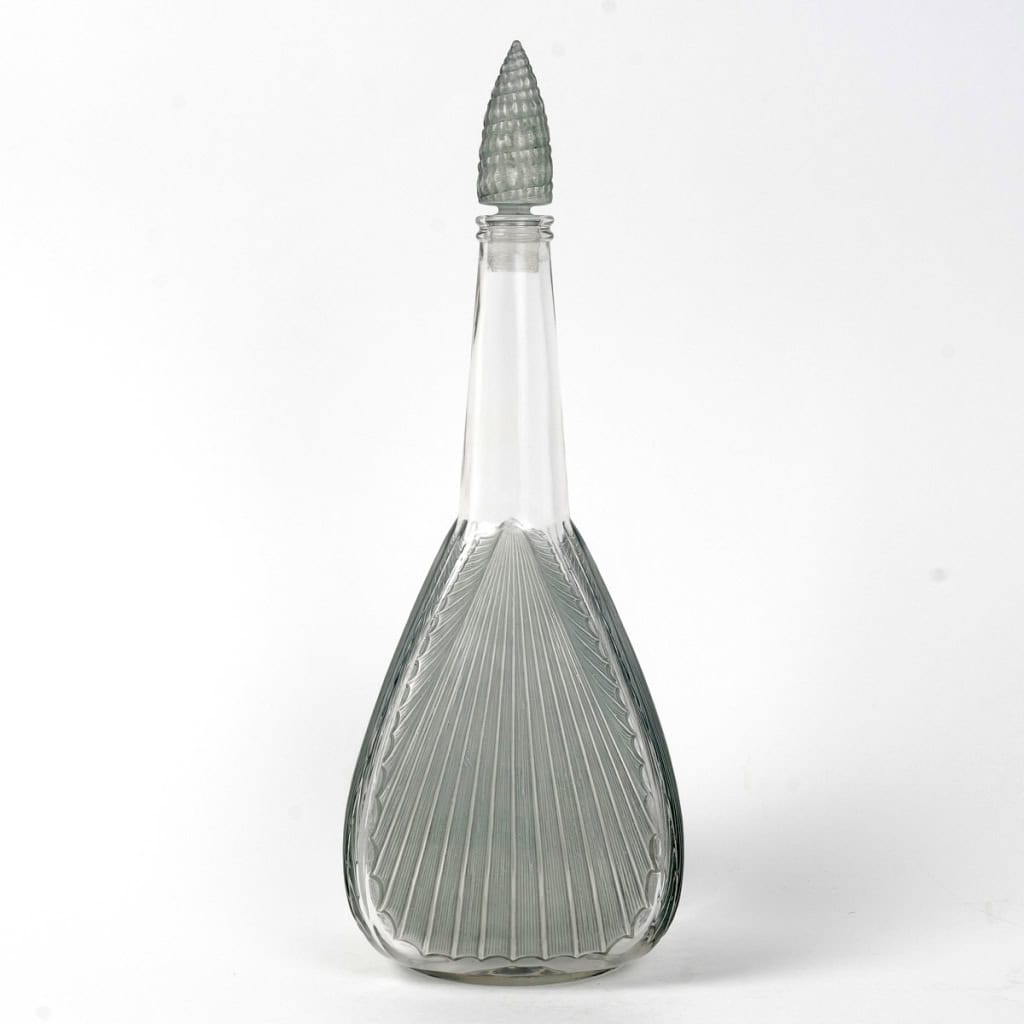 Carafe « Coquilles » verre blanc patiné bleu de René LALIQUE | Biron Carafe "Coquilles" verre blanc patiné bleu de René LALIQUE