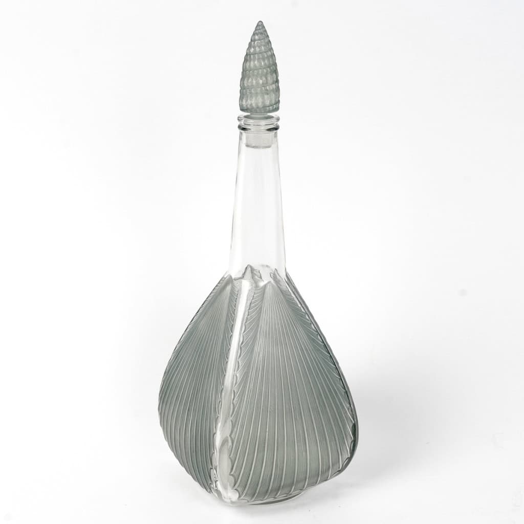 Carafe « Coquilles » verre blanc patiné bleu de René LALIQUE | Biron Carafe "Coquilles" verre blanc patiné bleu de René LALIQUE