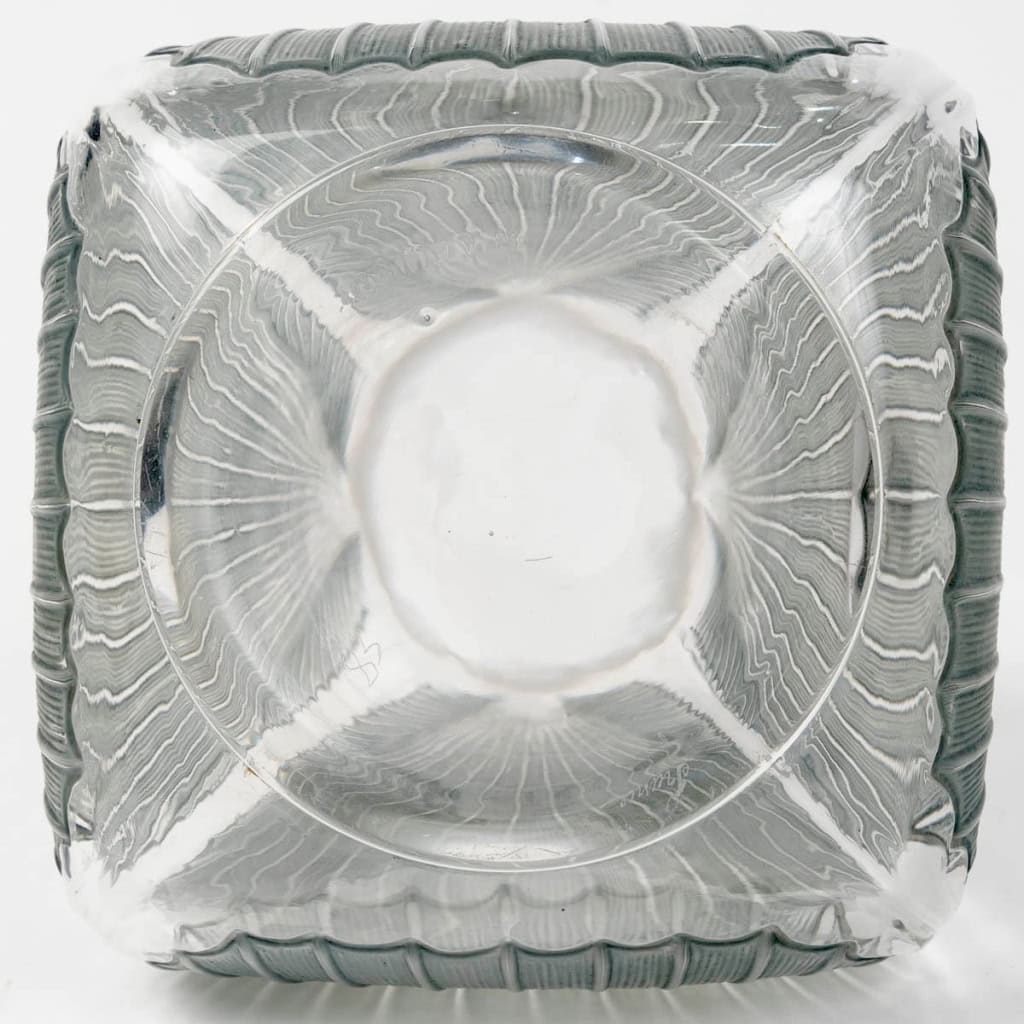 Carafe « Coquilles » verre blanc patiné bleu de René LALIQUE | Biron Carafe "Coquilles" verre blanc patiné bleu de René LALIQUE