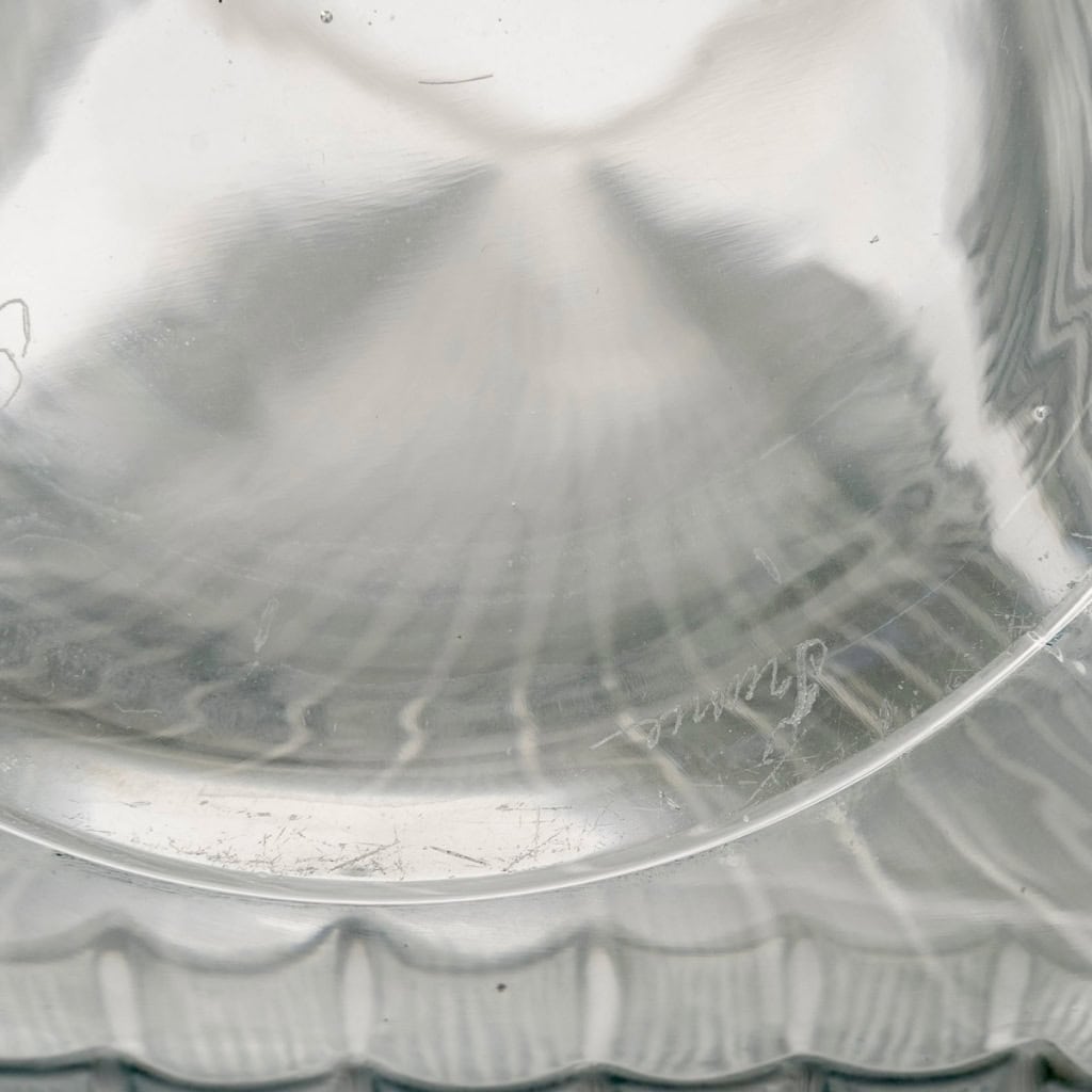 Carafe « Coquilles » verre blanc patiné bleu de René LALIQUE | Biron Carafe "Coquilles" verre blanc patiné bleu de René LALIQUE