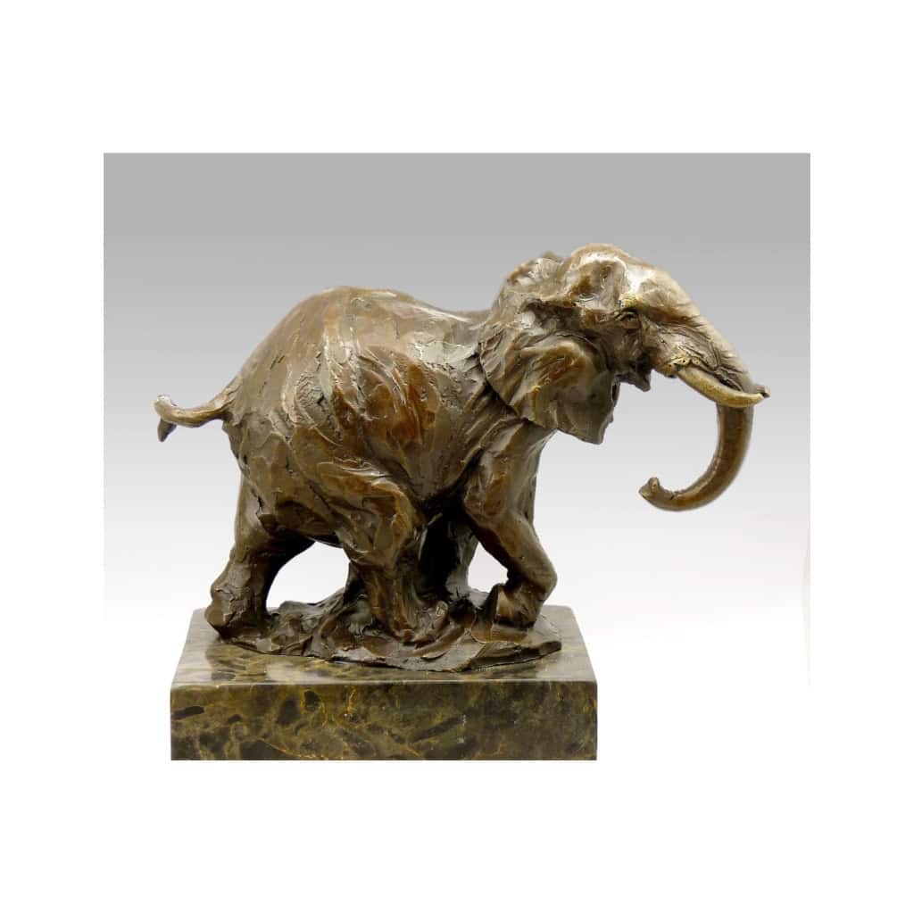 Sculpture en bronze patiné d’un éléphant, XXème siècle.