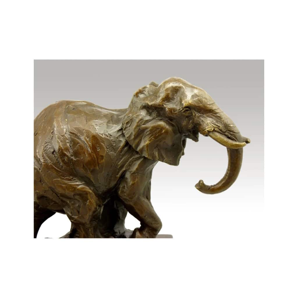 Sculpture en bronze patiné d’un éléphant, XXème siècle.