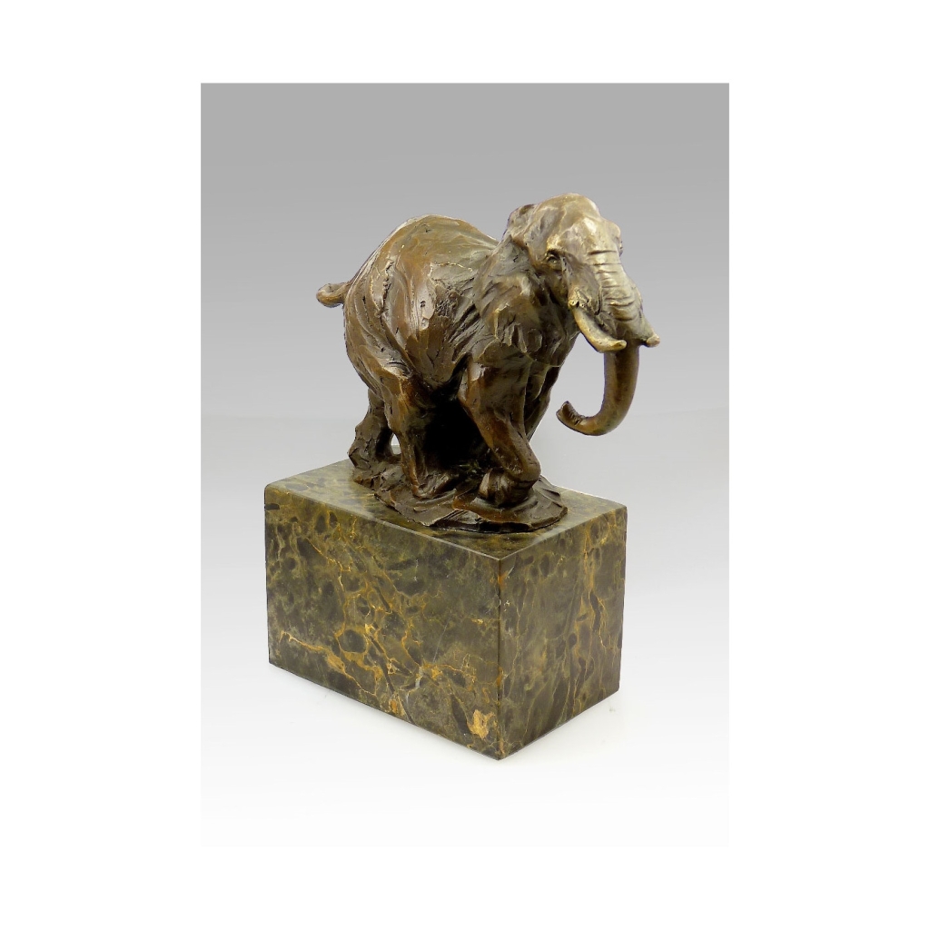 Sculpture en bronze patiné d’un éléphant, XXème siècle.