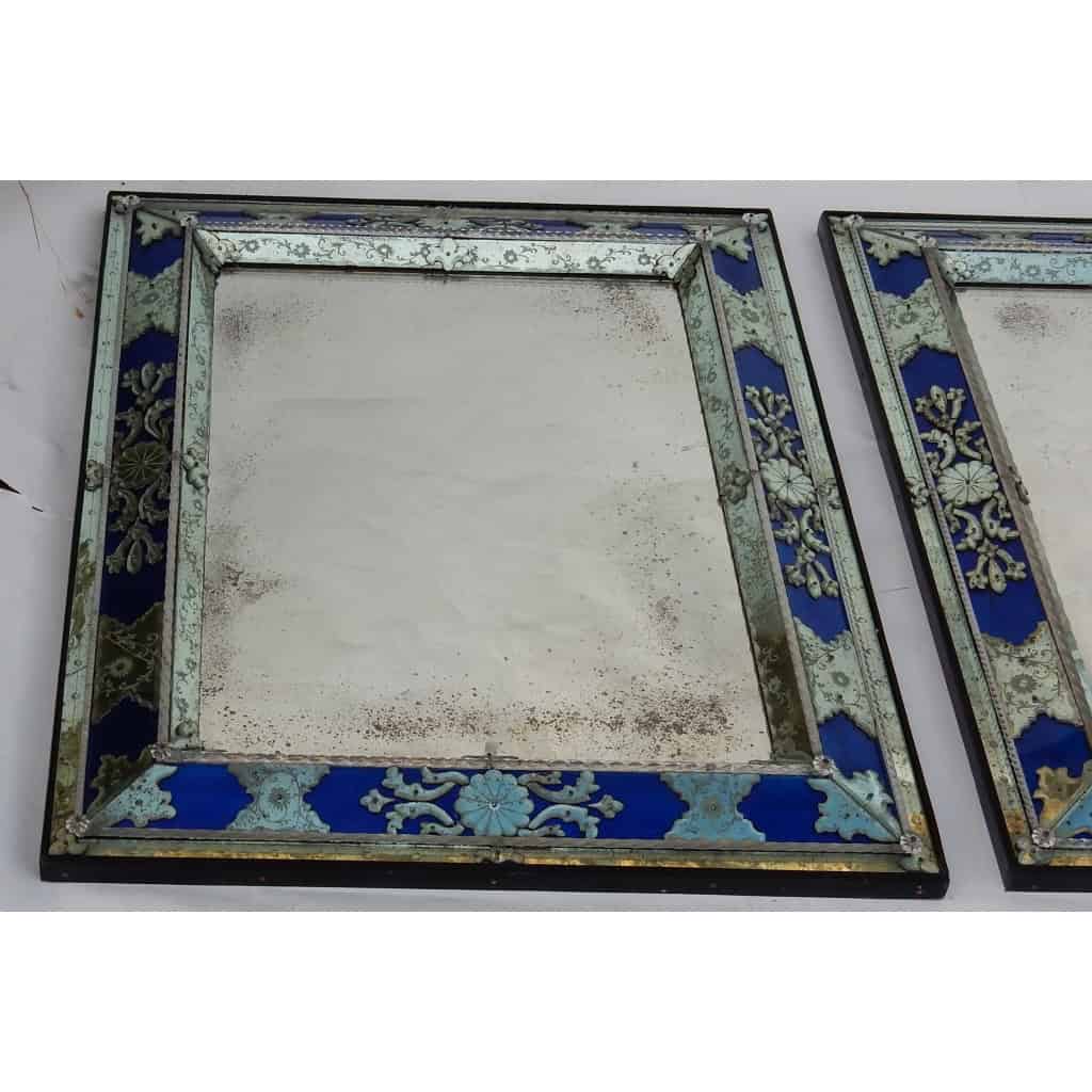 1970/80 Paire De Miroirs Venise Style Louis 14 Avec Ornements En Verre Bleu | Biron 1970/80 Paire De Miroirs Venise Style Louis 14 Avec Ornements En Verre Bleu