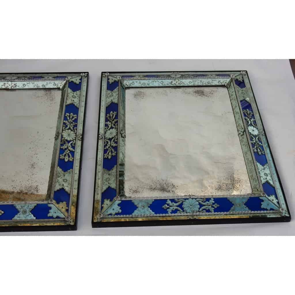 1970/80 Paire De Miroirs Venise Style Louis 14 Avec Ornements En Verre Bleu | Biron 1970/80 Paire De Miroirs Venise Style Louis 14 Avec Ornements En Verre Bleu