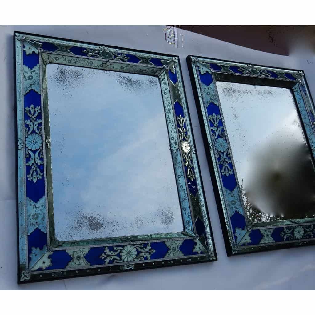 1970/80 Paire De Miroirs Venise Style Louis 14 Avec Ornements En Verre Bleu | Biron 1970/80 Paire De Miroirs Venise Style Louis 14 Avec Ornements En Verre Bleu