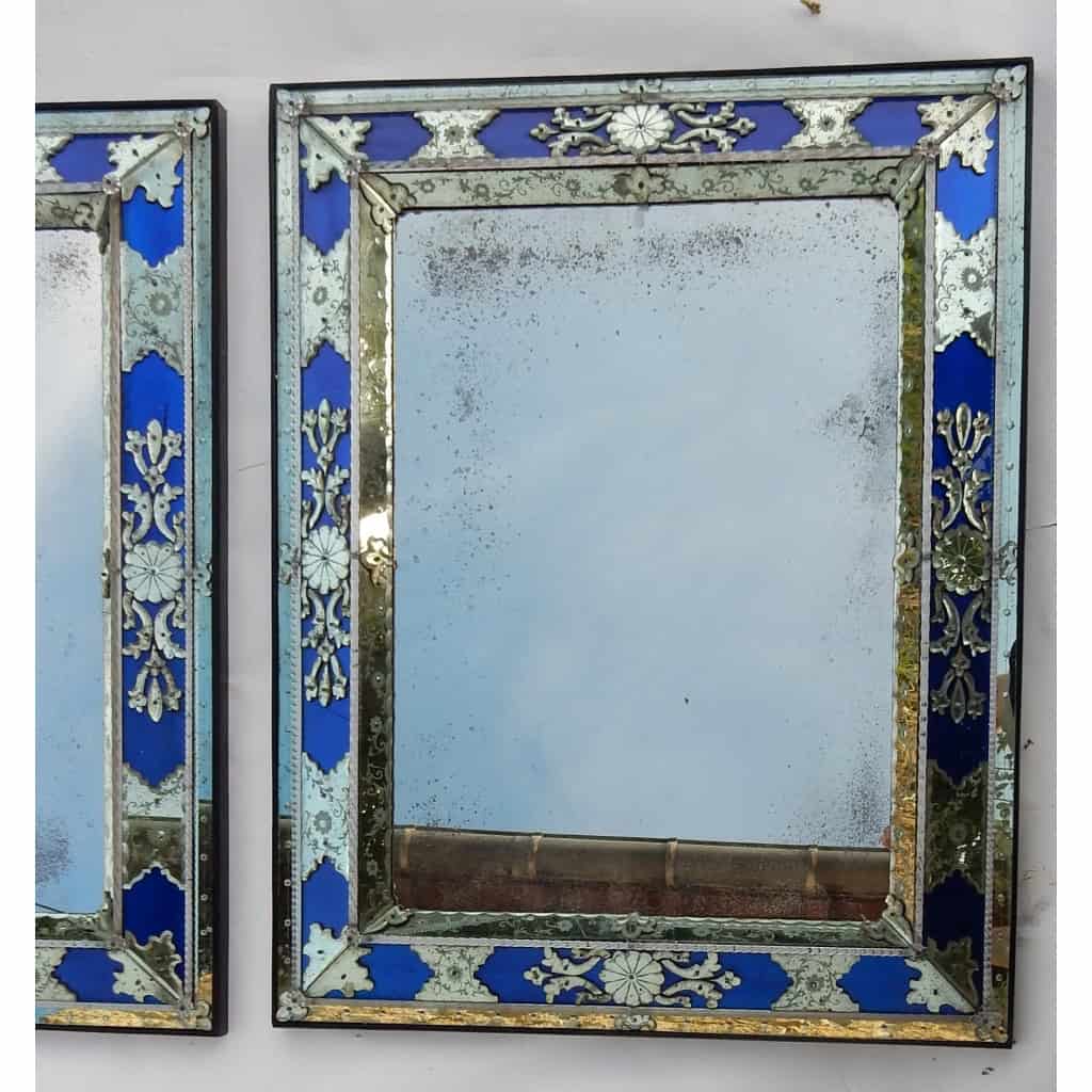 1970/80 Paire De Miroirs Venise Style Louis 14 Avec Ornements En Verre Bleu | Biron 1970/80 Paire De Miroirs Venise Style Louis 14 Avec Ornements En Verre Bleu