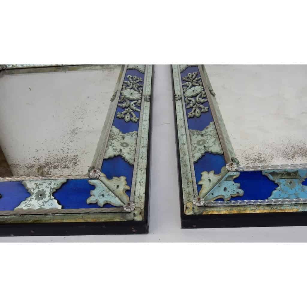 1970/80 Paire De Miroirs Venise Style Louis 14 Avec Ornements En Verre Bleu | Biron 1970/80 Paire De Miroirs Venise Style Louis 14 Avec Ornements En Verre Bleu