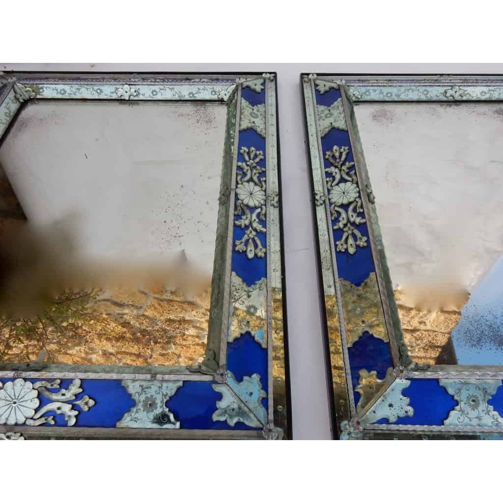 1970/80 Paire De Miroirs Venise Style Louis 14 Avec Ornements En Verre Bleu | Biron 1970/80 Paire De Miroirs Venise Style Louis 14 Avec Ornements En Verre Bleu