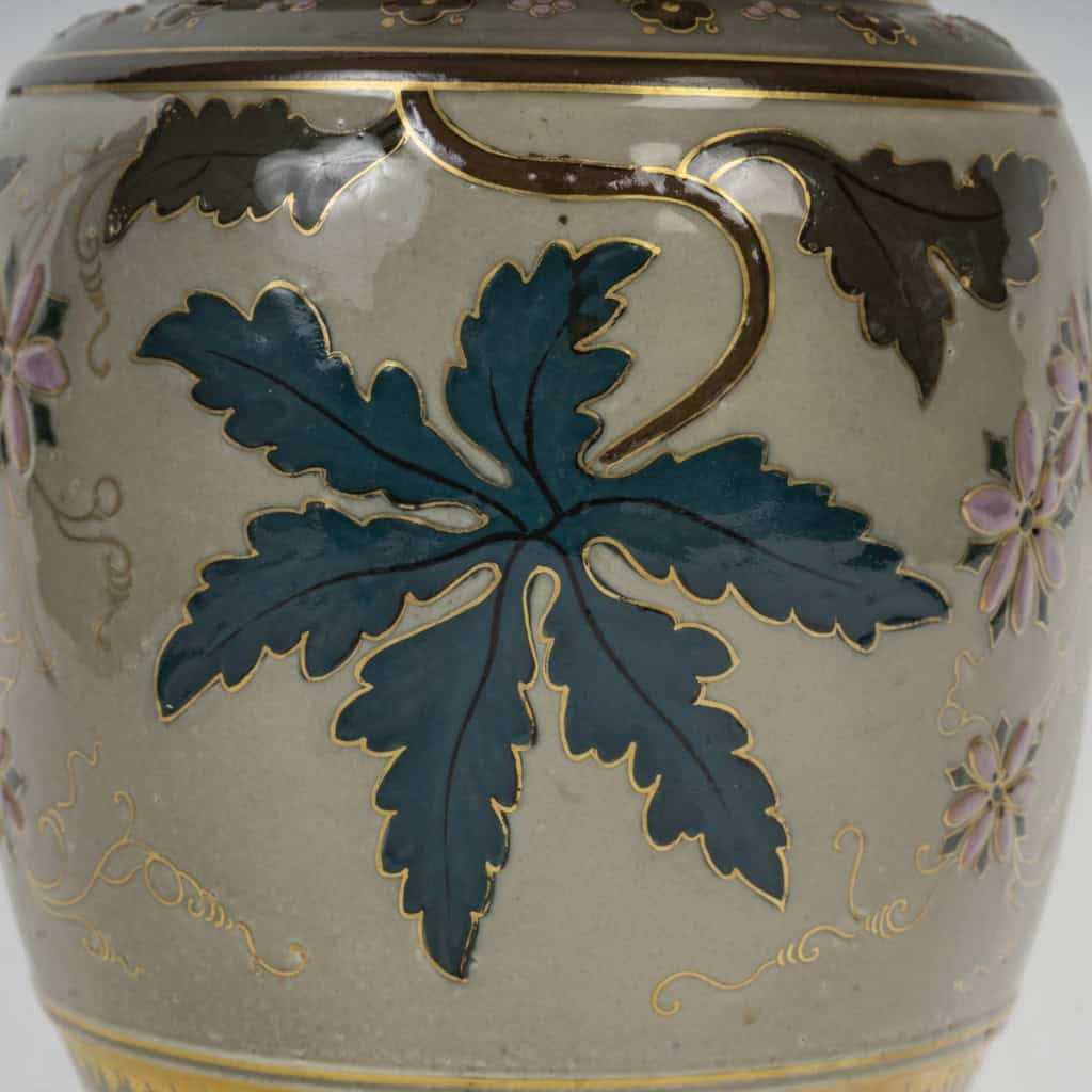 Vase en porcelaine à décor végétal signé Haviland, décor d’Ernest Chaplet (1835-1909), période art nouveau, fin du XIXe siècle- début XXe siècle. | Biron Vase en porcelaine à décor végétal signé Haviland, décor d’Ernest Chaplet (1835-1909), période art nouveau, fin du XIXe siècle- début XXe siècle.