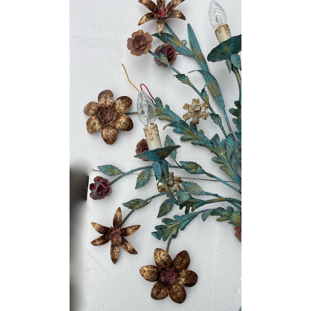 1970′ Applique en Métal Peint à Décor de Gerbe De Fleurs | Biron 1970′ Applique en Métal Peint à Décor de Gerbe De Fleurs