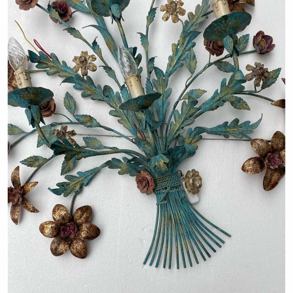 1970′ Applique en Métal Peint à Décor de Gerbe De Fleurs | Biron 1970′ Applique en Métal Peint à Décor de Gerbe De Fleurs