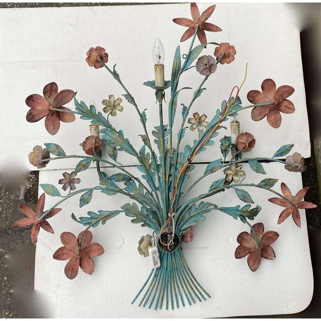 1970′ Applique en Métal Peint à Décor de Gerbe De Fleurs | Biron 1970′ Applique en Métal Peint à Décor de Gerbe De Fleurs