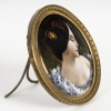 Portrait de femme de profil, miniature circulaire émaillée du cuivre signée d’un monogramme, travail français de la fin du XIXe siècle | Biron Portrait de femme de profil, miniature circulaire émaillée du cuivre signée d'un monogramme, travail français de la fin du XIXe siècle